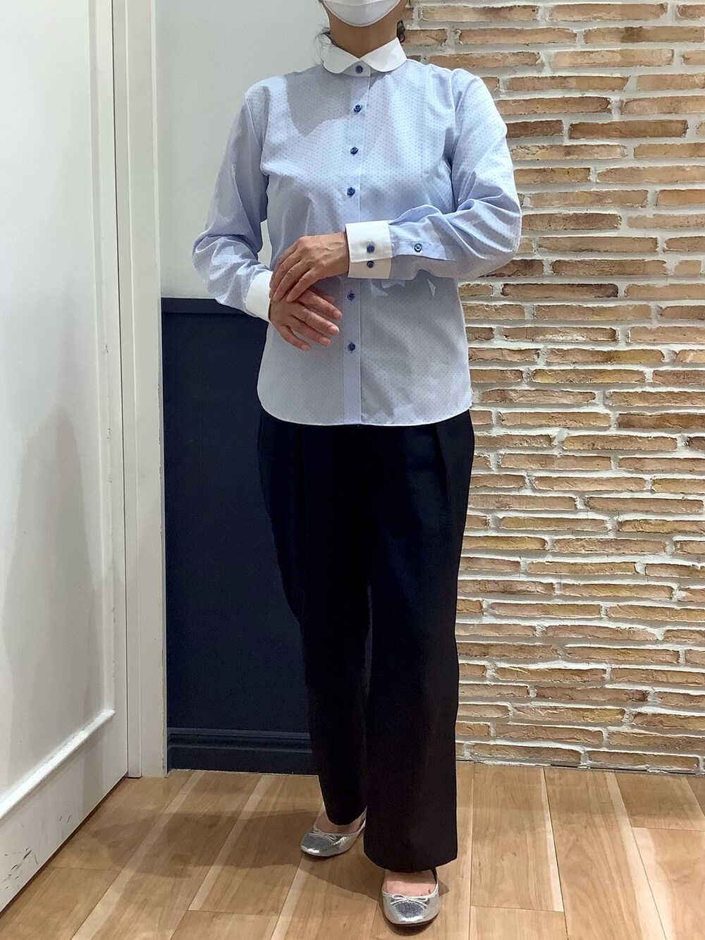 ブルー系のカーディガン/ボレロ、ブルー系のビジネスシャツを着用したレディースの夏コーディネートの2枚目の写真