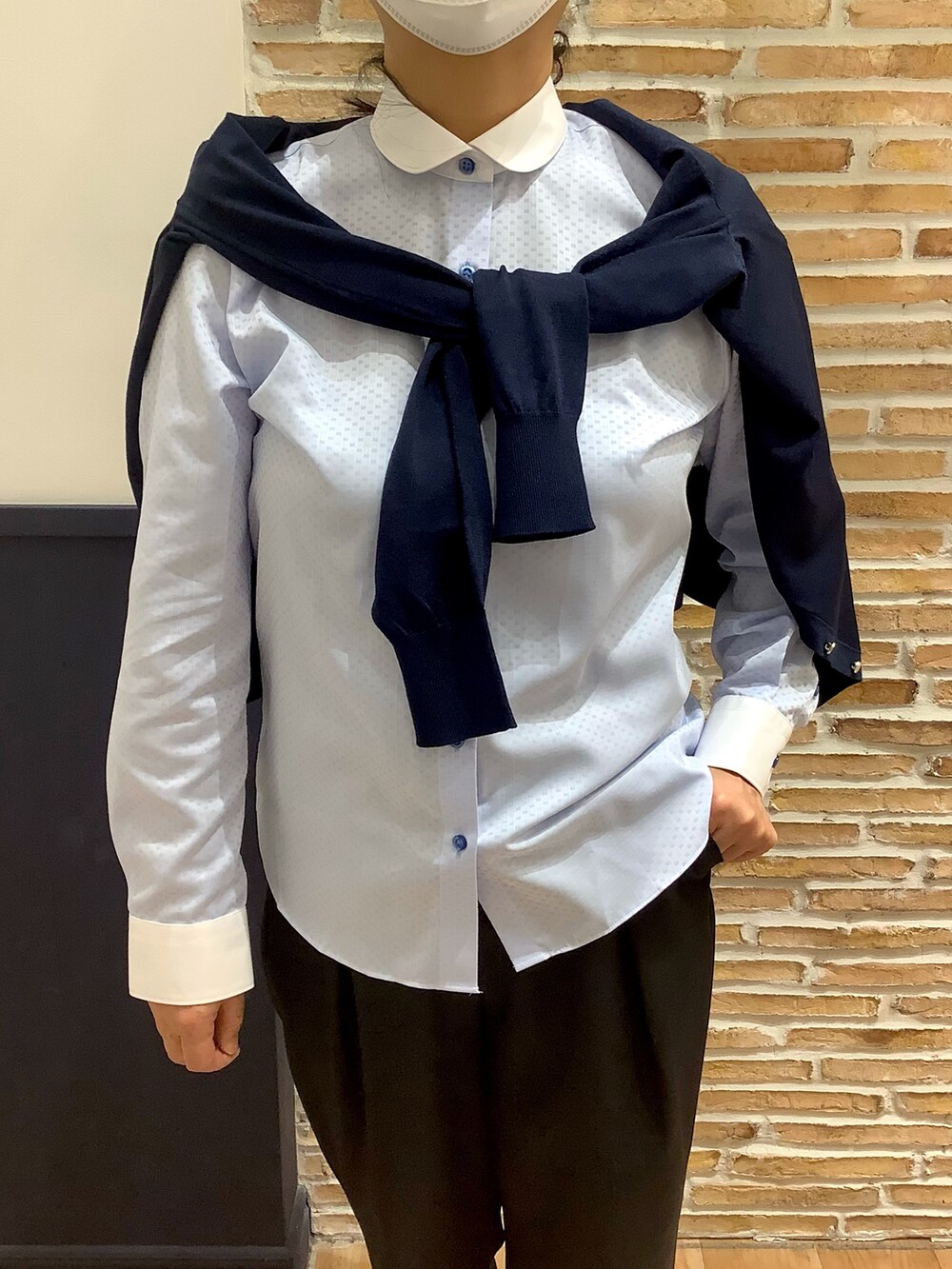 ブルー系のカーディガン/ボレロ、ブルー系のビジネスシャツを着用したレディースの夏コーディネートの3枚目の写真