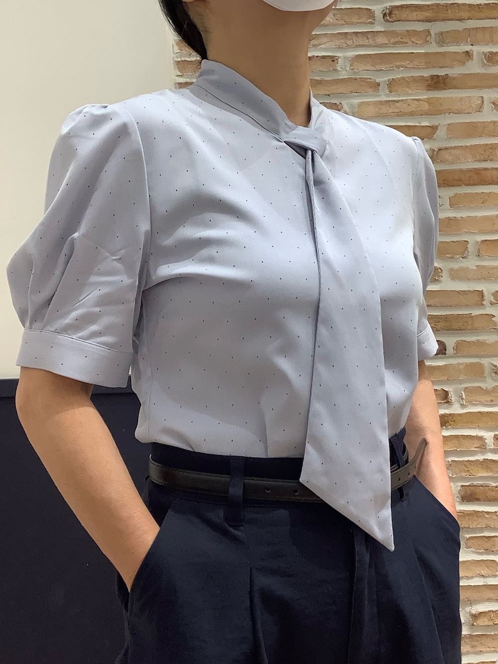 ブラック系のベスト、ブルー系のシャツ/ブラウス、ホワイト系のパンツを着用したレディースの夏コーディネートの6枚目の写真