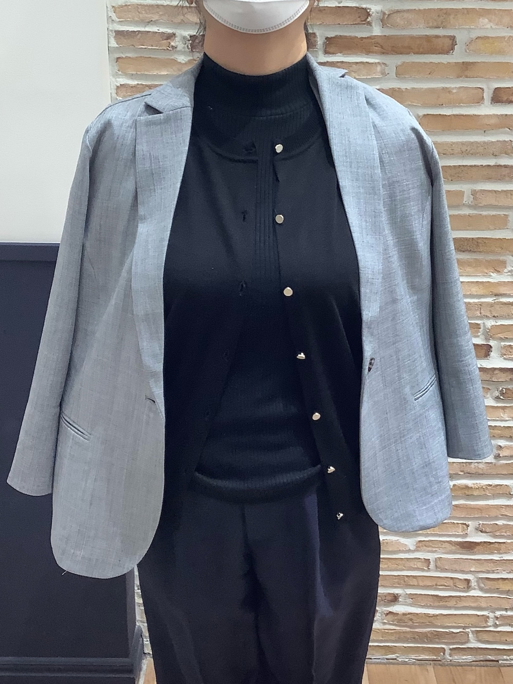 ブルー系のスラックス、ブラック系のカーディガン/ボレロ、その他のバンダナ/スカーフを着用したレディースの冬コーディネートの4枚目の写真