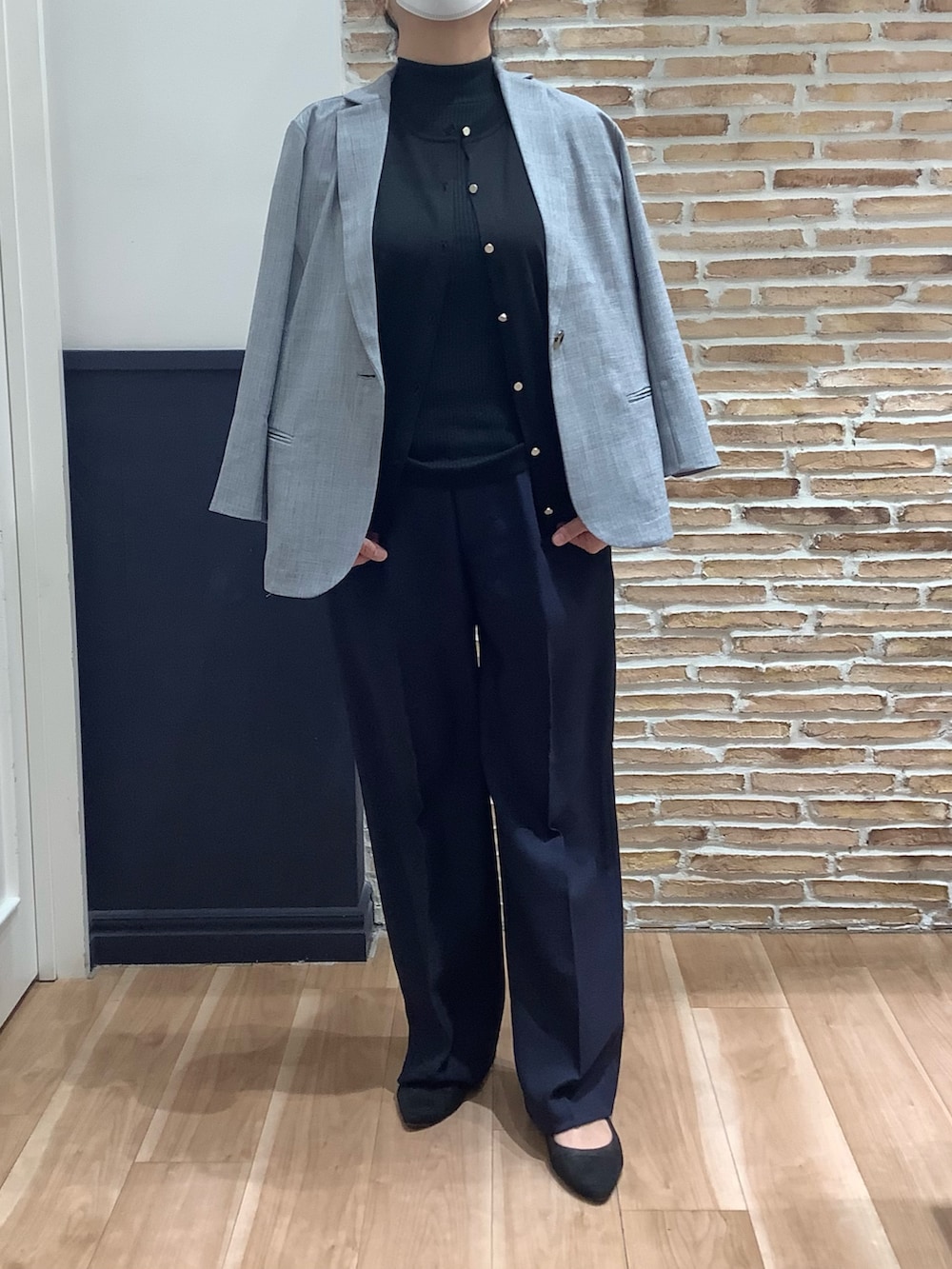 ブルー系のスラックス、ブラック系のカーディガン/ボレロ、その他のバンダナ/スカーフを着用したレディースの冬コーディネートの3枚目の写真