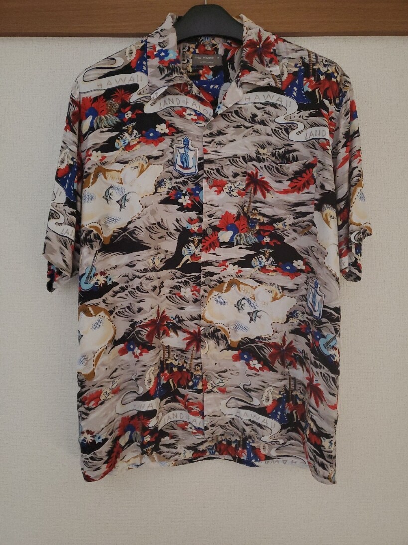 ホワイト系のアクセサリーを着用したメンズの秋コーディネートの4枚目の写真