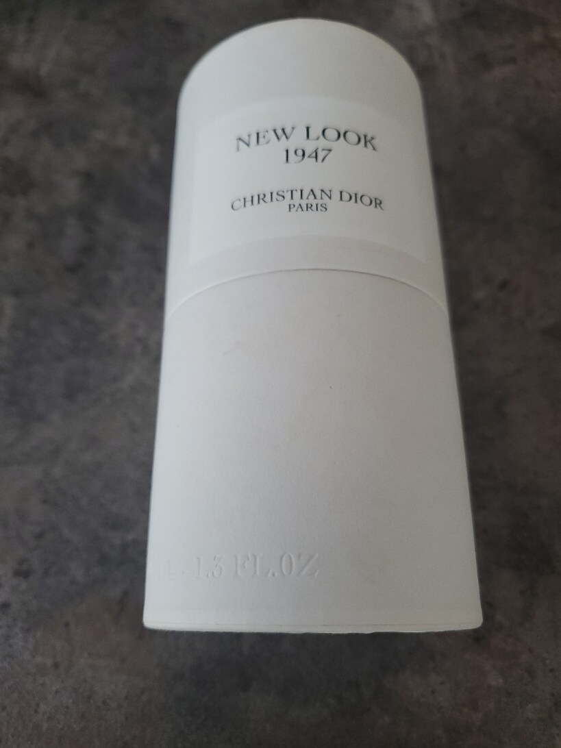 ホワイト系のアクセサリーを着用したメンズの秋コーディネートの5枚目の写真