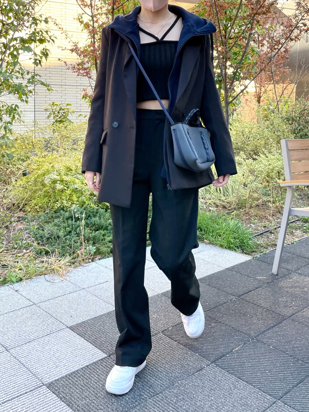 ブラック系のパンツ、ブルー系のバッグ、ブラック系のジャケット/アウターを着用したレディースの春コーディネートの3枚目の写真
