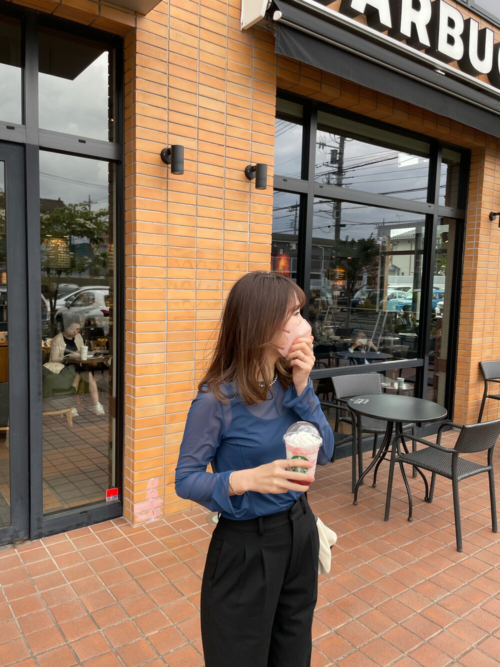 ブラック系のパンツ、ブルー系のトップス、ブラック系のパンプスを着用したレディースの夏コーディネートの4枚目の写真