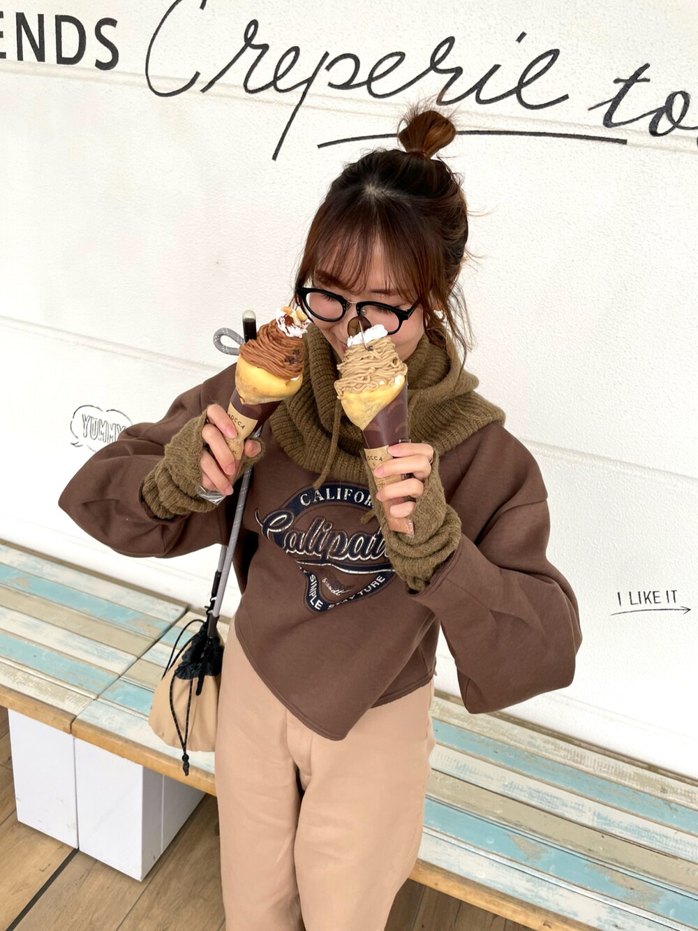 ブラウン系のスウェット、ベージュ系のバッグ、ベージュ系のパンツを着用したレディースの冬コーディネートの4枚目の写真