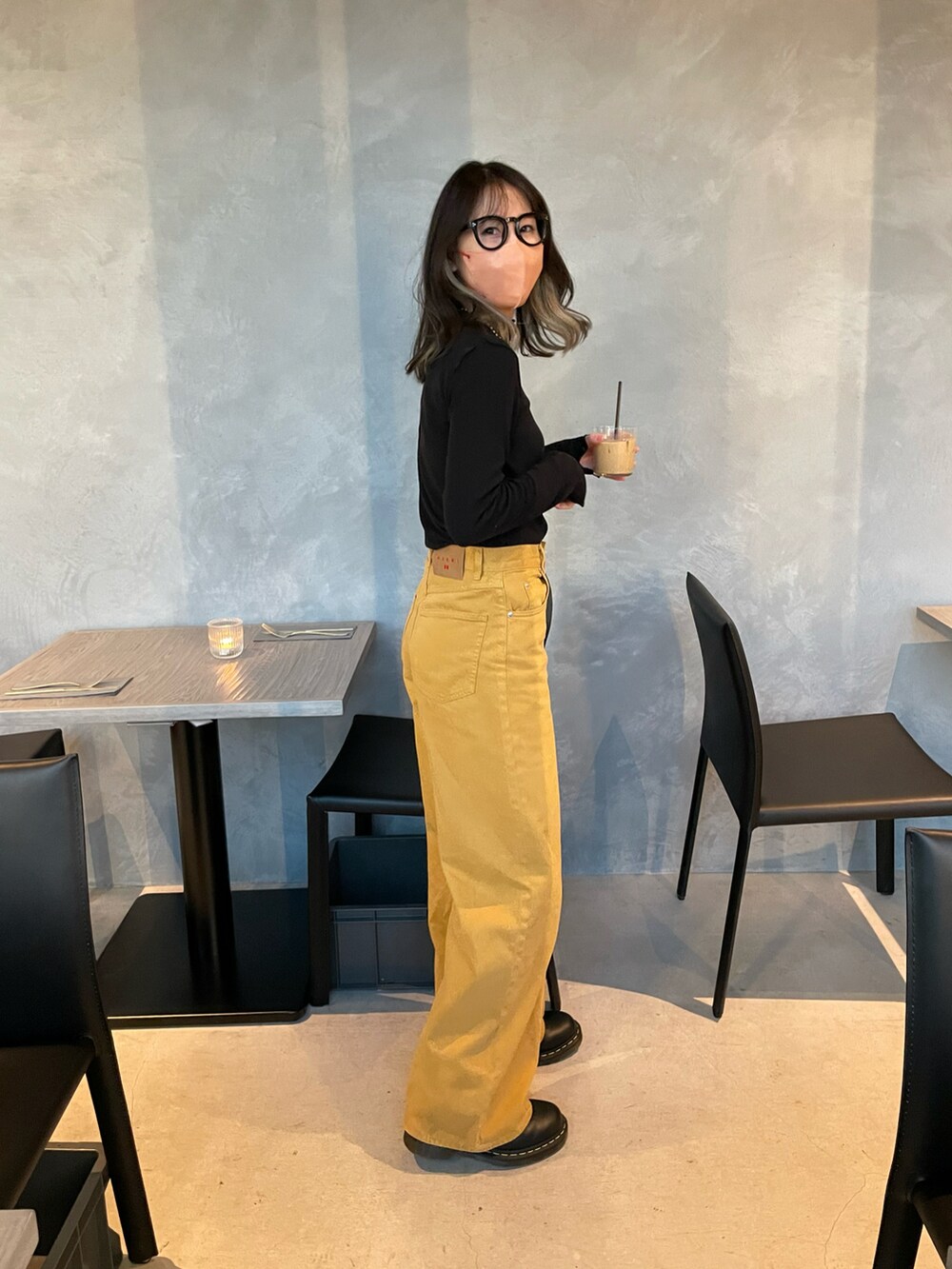 イエロー系のパンツ、ブラック系のMA-1、ブラック系のトップスを着用したレディースの春コーディネートの5枚目の写真
