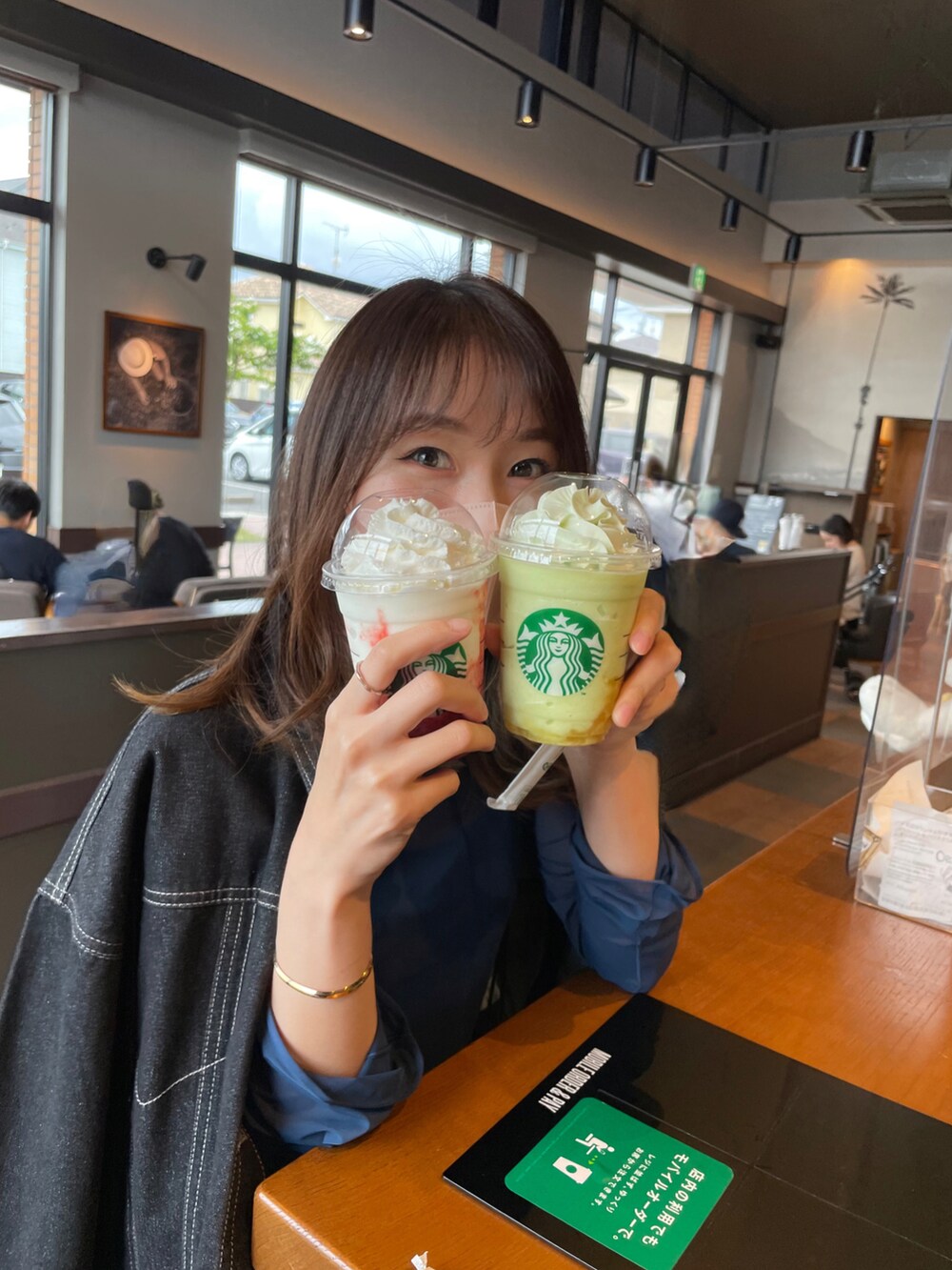 ブラック系のパンツ、ブルー系のトップス、ブラック系のパンプスを着用したレディースの夏コーディネートの5枚目の写真