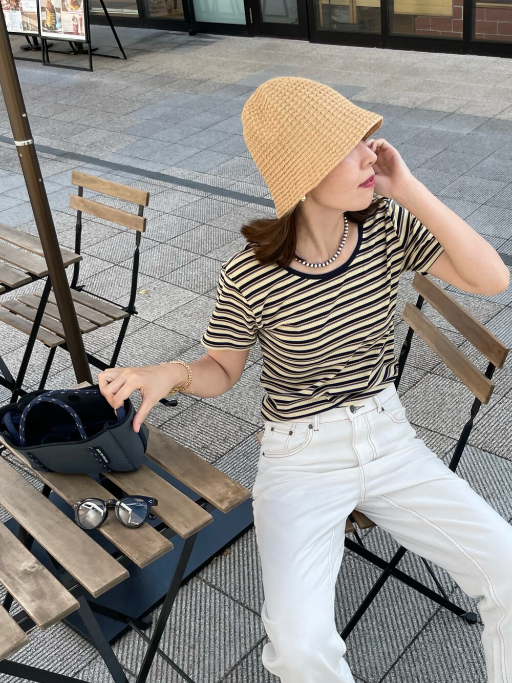 ホワイト系のその他パンツ、その他のTシャツ/カットソー、ブルー系のバッグを着用したレディースの夏コーディネートの3枚目の写真