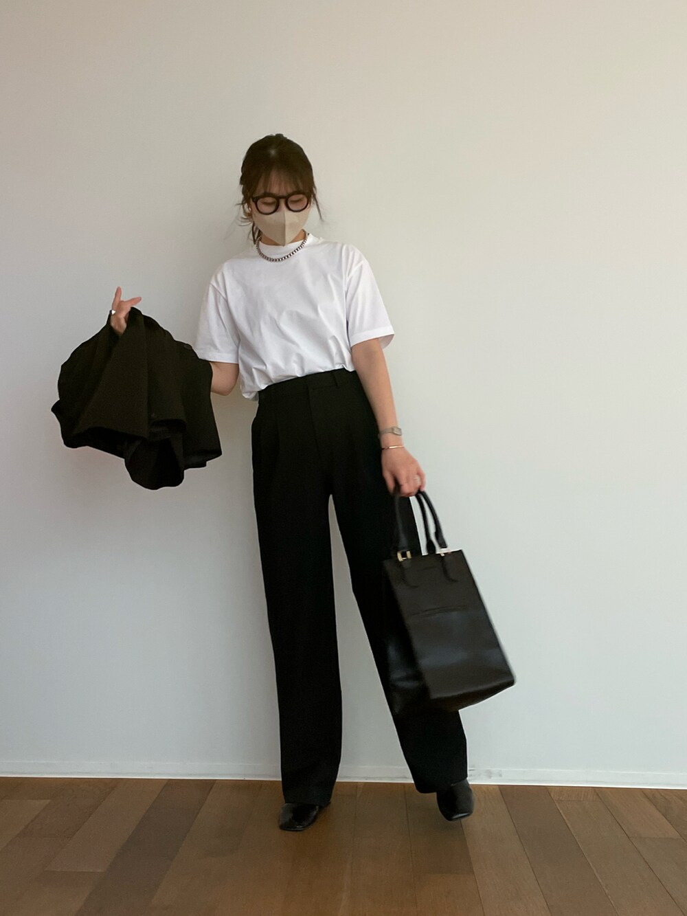ブラック系のパンツ、ホワイト系のTシャツ/カットソー、ブラック系のパンプスを着用したレディースの春コーディネートの2枚目の写真