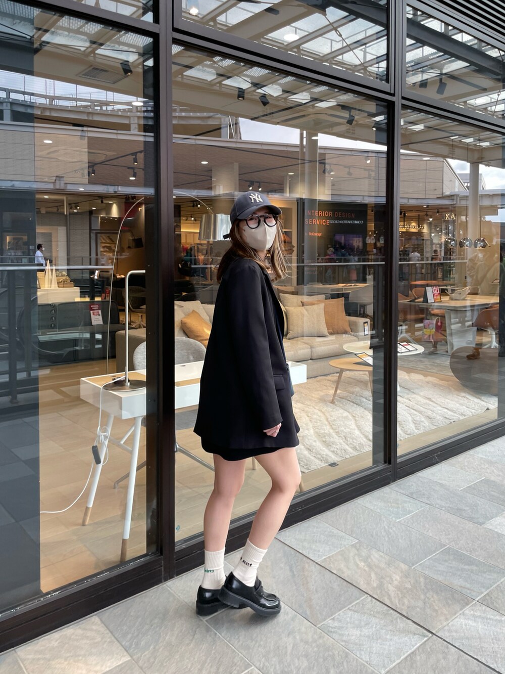 ブラック系のTシャツ/カットソー、ブラック系のスカート、ブラック系のローファーを着用したレディースの春コーディネートの3枚目の写真