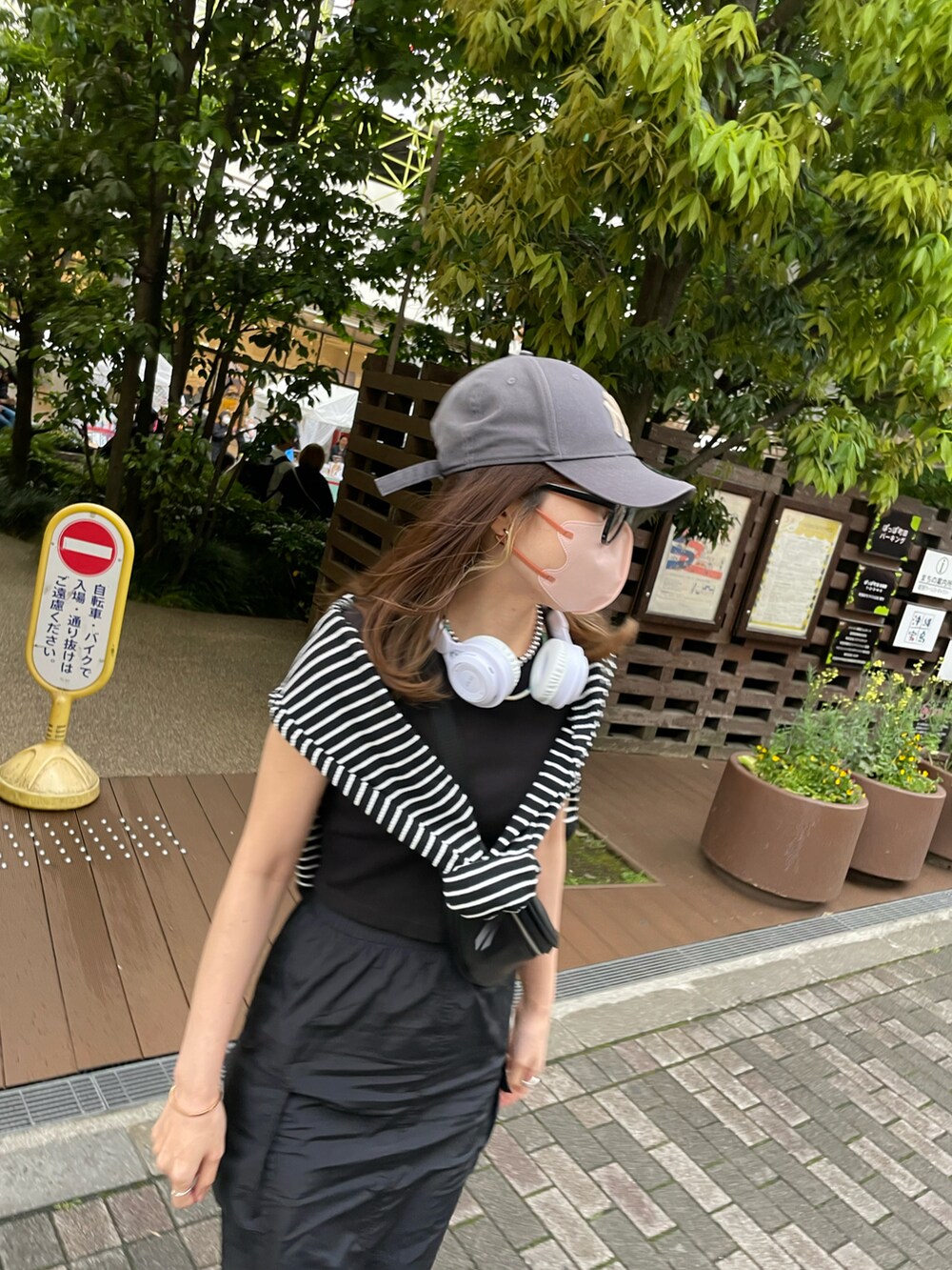 ブラック系のスカート、ブラック系のボディバッグ/ウエストポーチ、ブラック系のサンダルを着用したレディースの春コーディネートの4枚目の写真