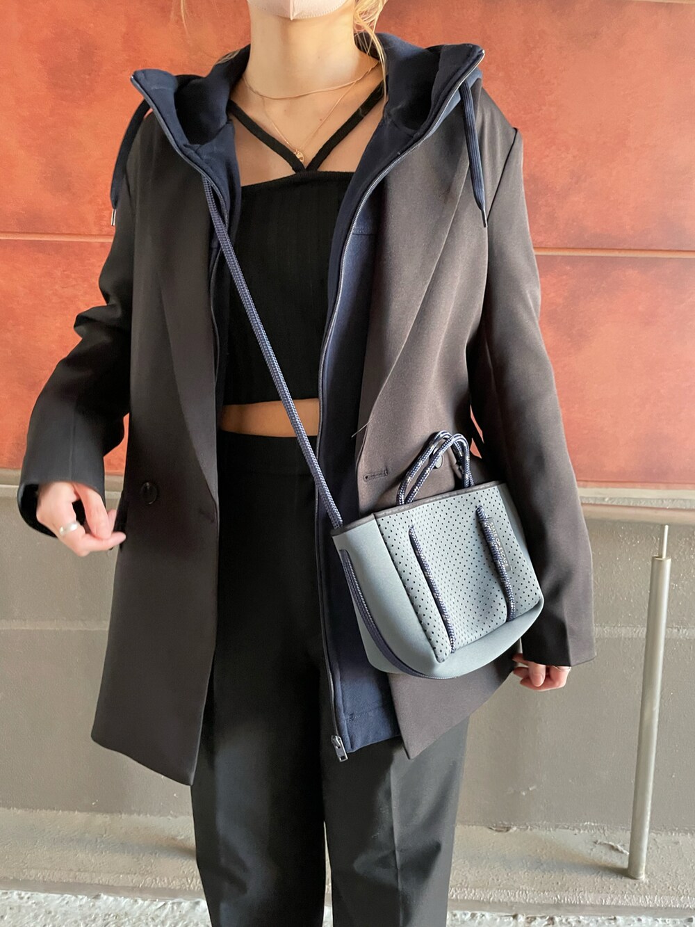 ブラック系のパンツ、ブルー系のバッグ、ブラック系のジャケット/アウターを着用したレディースの春コーディネートの4枚目の写真