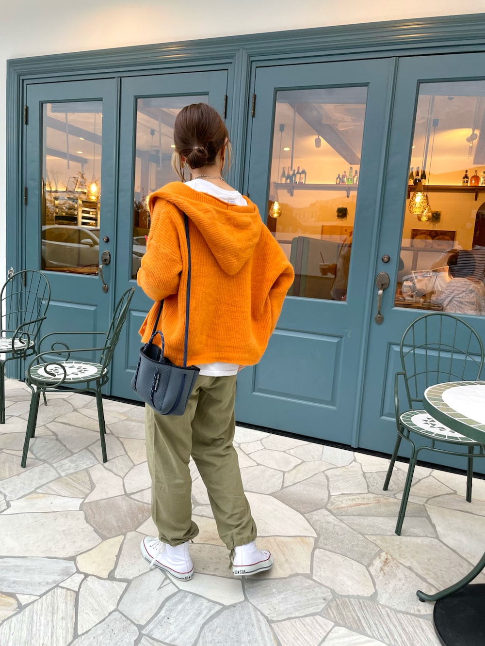 グリーン系のカーゴパンツ、ホワイト系のスニーカー、ホワイト系のTシャツ/カットソーを着用したレディースの秋コーディネートの5枚目の写真