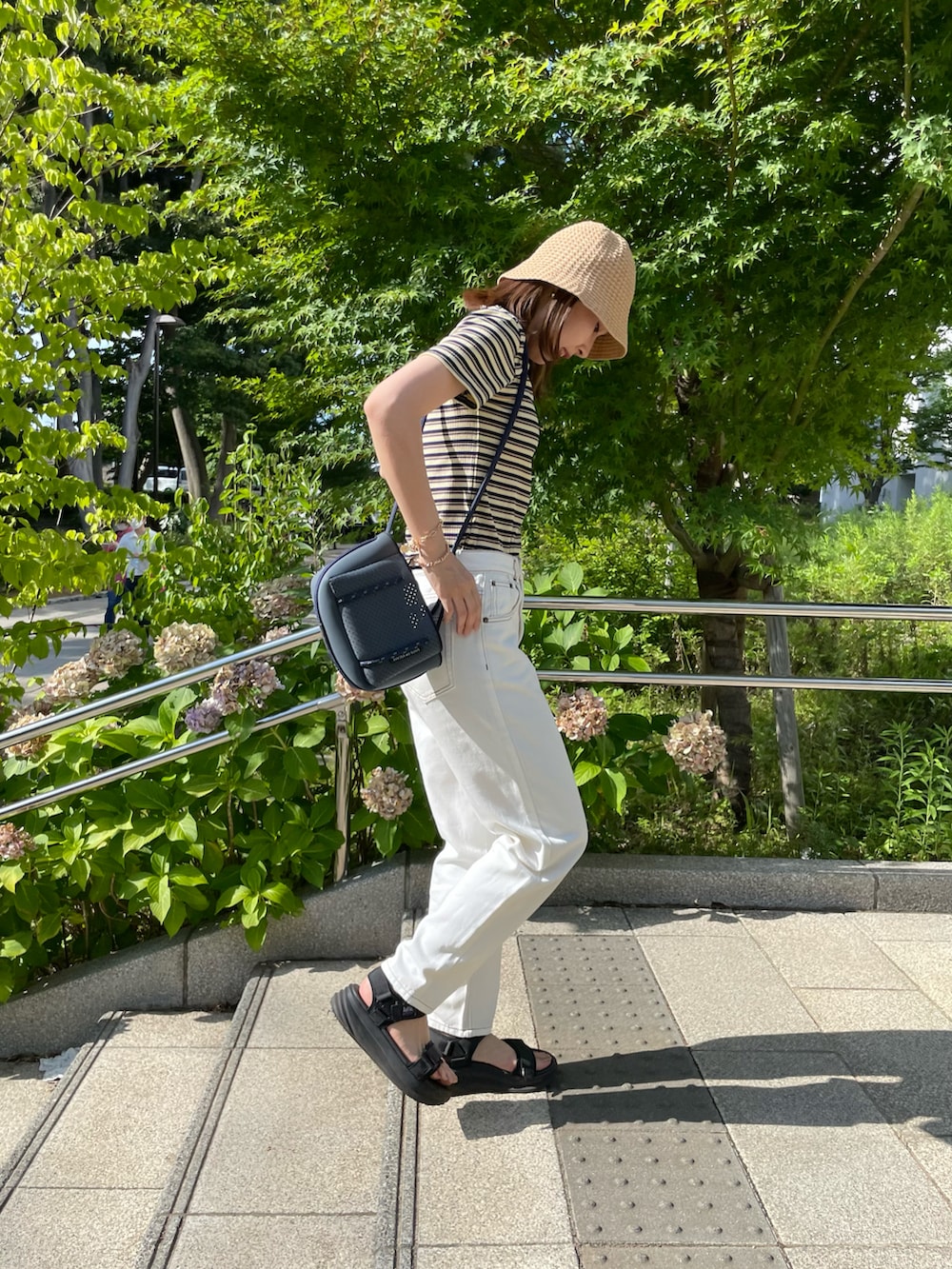 ホワイト系のその他パンツ、その他のTシャツ/カットソー、ブルー系のバッグを着用したレディースの夏コーディネートの2枚目の写真