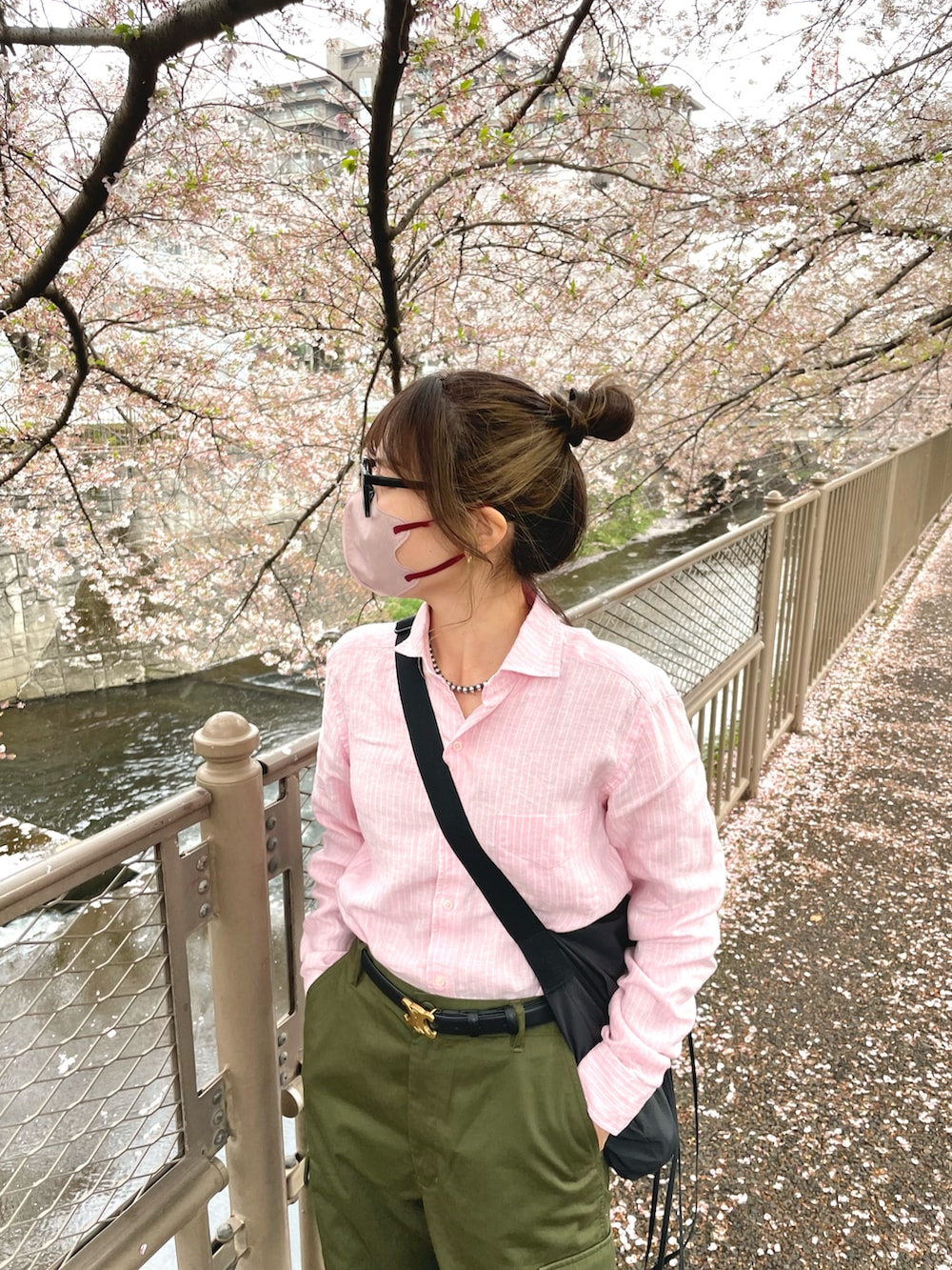 グリーン系のカーゴパンツ、ブラック系のバッグ、ピンク系のシャツ/ブラウスを着用したレディースの春コーディネートの3枚目の写真