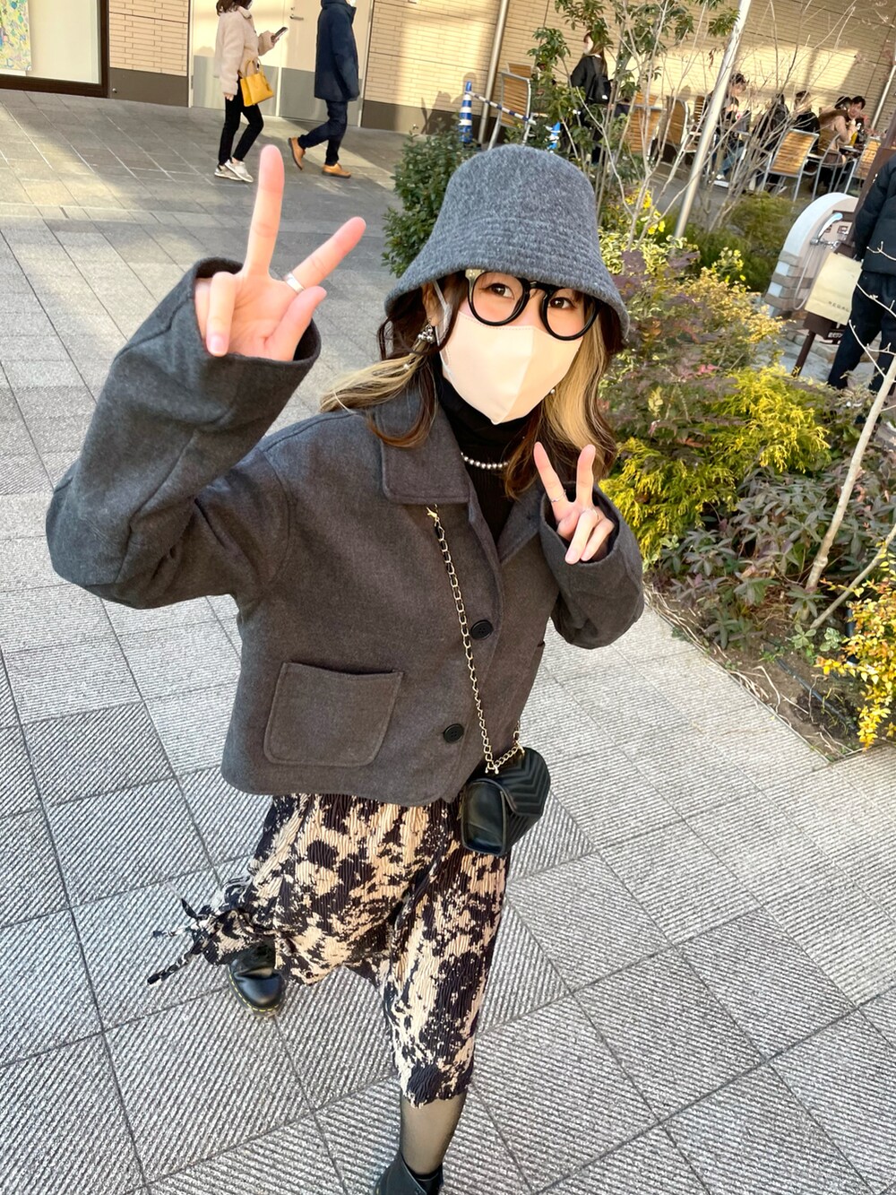 グレー系のジャケット/アウター、ブラック系のバッグ、ブラック系のスカートを着用したレディースの春コーディネートの5枚目の写真