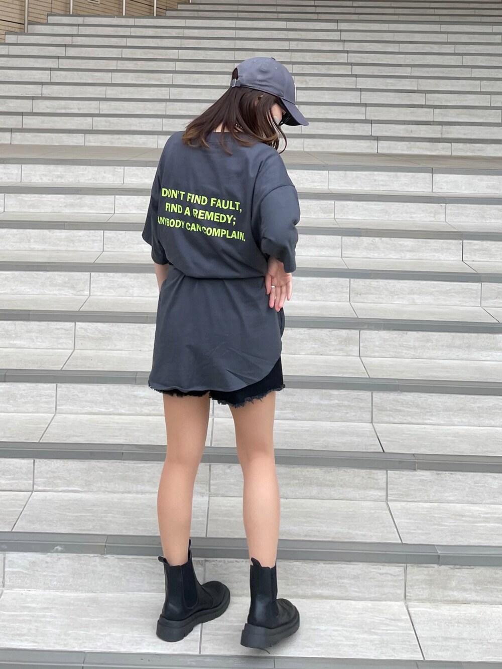 グレー系のTシャツ/カットソー、ブラック系のブーツ、ブラック系のボディバッグ/ウエストポーチを着用したレディースの春コーディネートの4枚目の写真