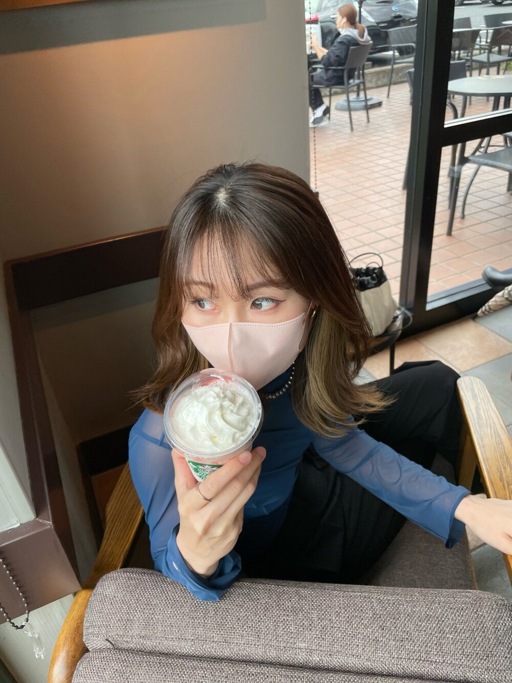 ブラック系のパンツ、ブルー系のトップス、ブラック系のパンプスを着用したレディースの夏コーディネートの2枚目の写真