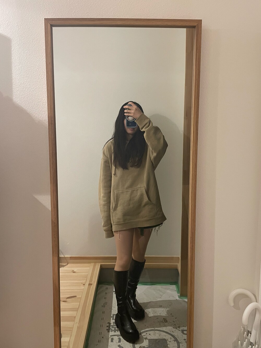 ブラック系のブーツを着用したレディースの春コーディネートの2枚目の写真