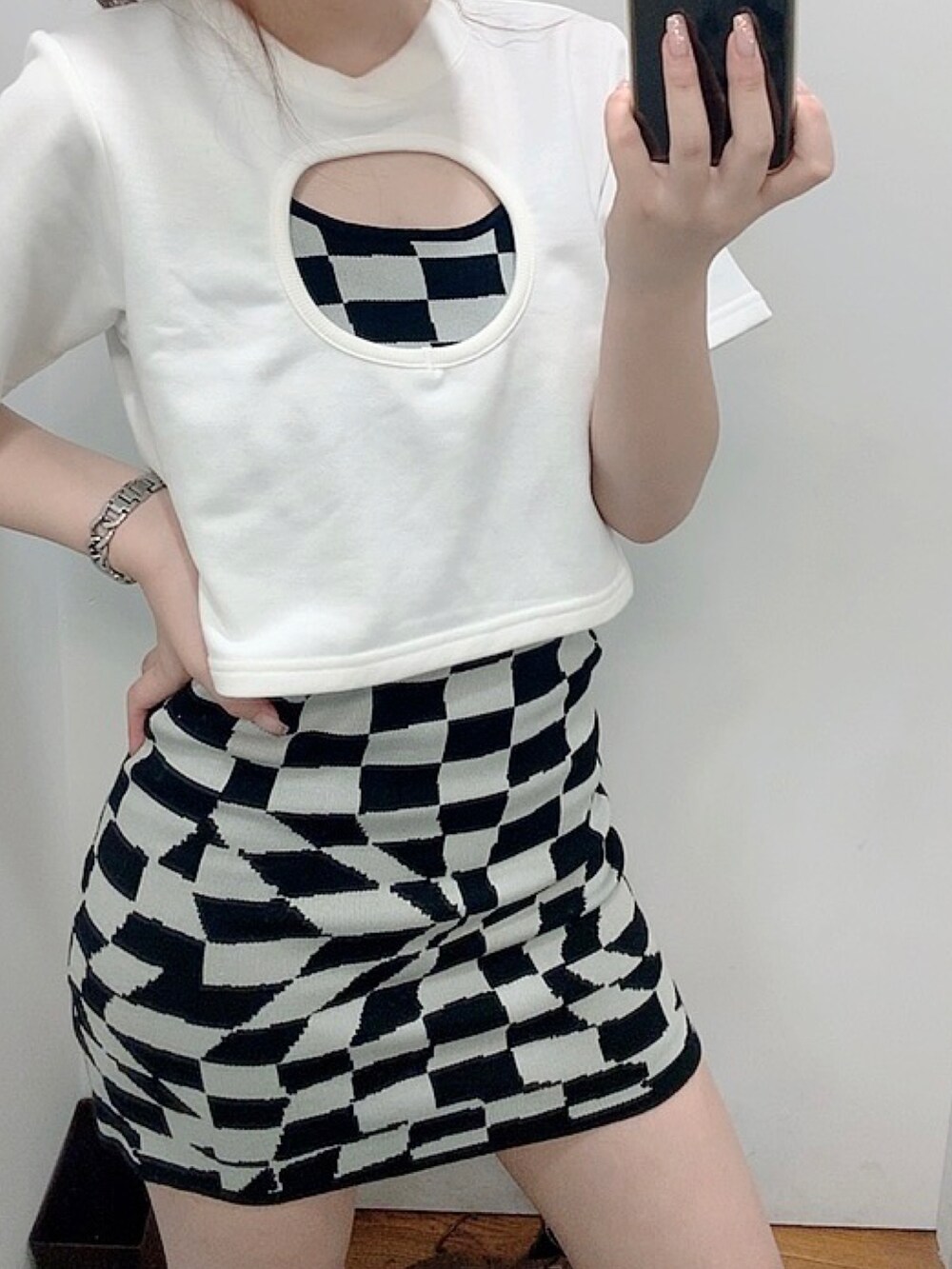 「初夏コーデ、オトナ女子、オトナカジュアル、レイヤードスタイル、ニットワンピース、Tシャツ、韓国ファッション、black、white、デート、かわいい、カジュアル、おしゃれさんと繋がりたい、休日スタイル、ootd」｜「ENVYMのホールレイヤーＴＥＥ（Tシャツ/カットソー、ホワイト系）」を使った、ENVYM_NONOさん（レディース・165cm）の春コーディネートの2枚目の写真