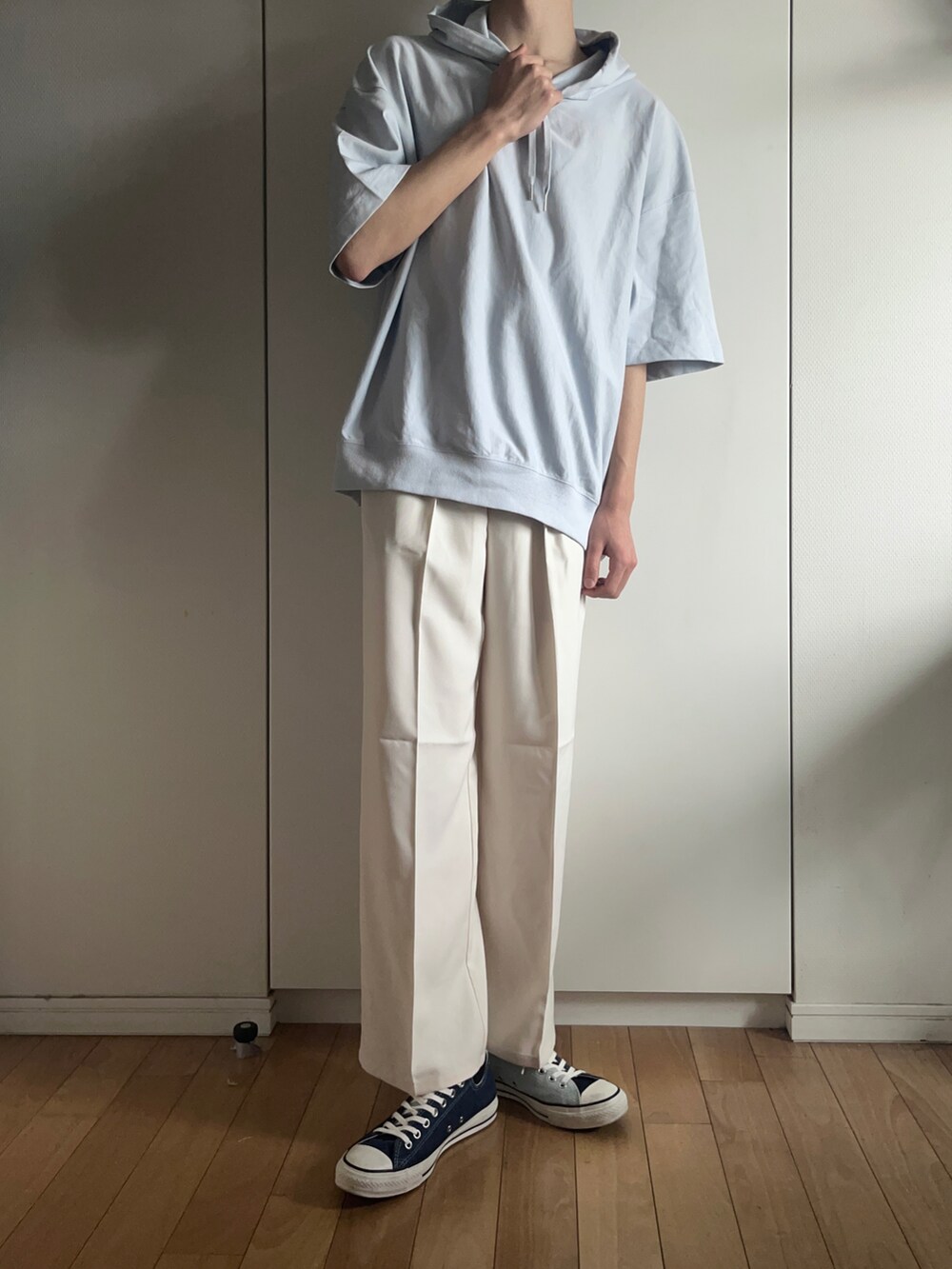 ブルー系のスニーカー、ベージュ系のスラックス、ブルー系のスウェットを着用したメンズの春コーディネートの2枚目の写真