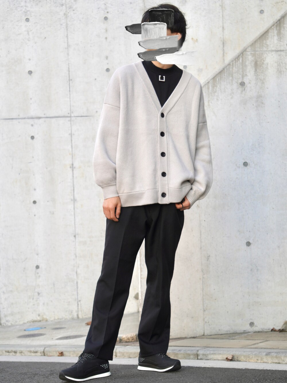 ホワイト系のカーディガン/ボレロ、ブラック系のTシャツ/カットソー、ブラック系のパンツを着用したメンズの秋コーディネートの2枚目の写真