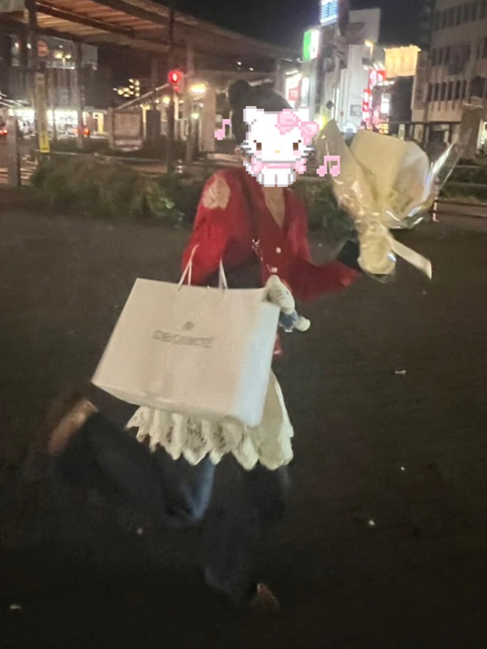 レッド系のカーディガン/ボレロ、ホワイト系のスカート、ブルー系のデニムパンツを着用したレディースの秋コーディネートの2枚目の写真