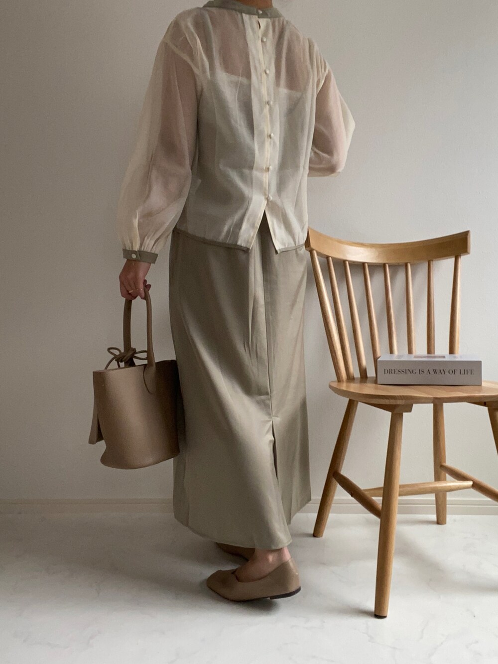 グリーン系のワンピース、グレー系のパンプス、その他のハンドバッグを着用したレディースの春コーディネートの5枚目の写真