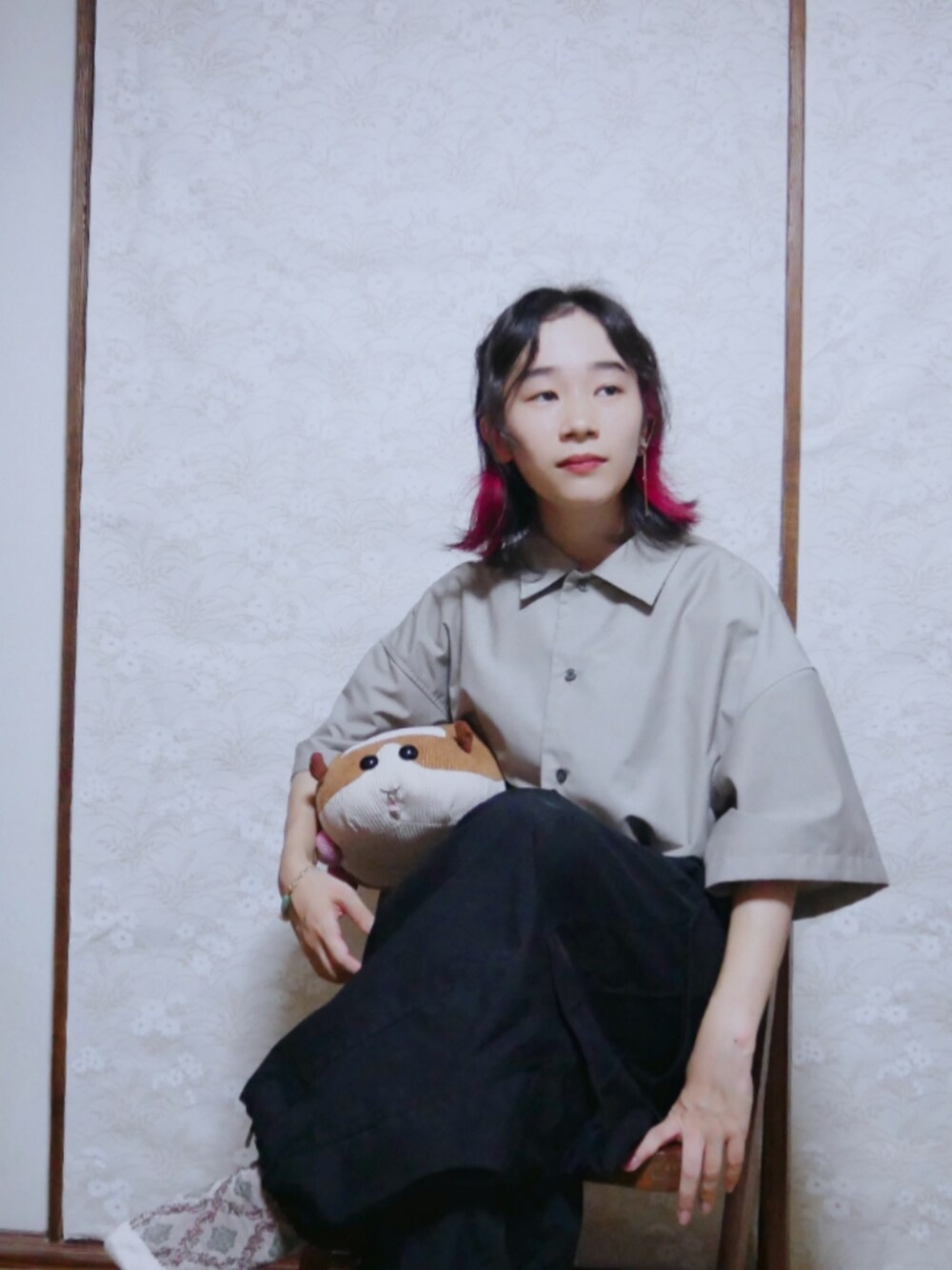 グリーン系のシャツ/ブラウス、ブラック系のカーゴパンツを着用したレディースの秋コーディネートの2枚目の写真