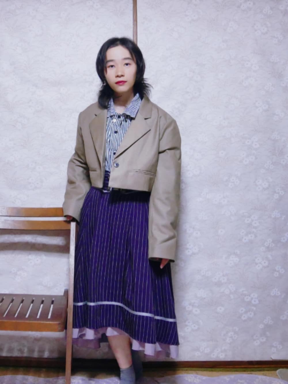 ベージュ系のテーラードジャケット、ブルー系のシャツ/ブラウス、パープル系のスカートを着用したレディースの秋コーディネートの2枚目の写真