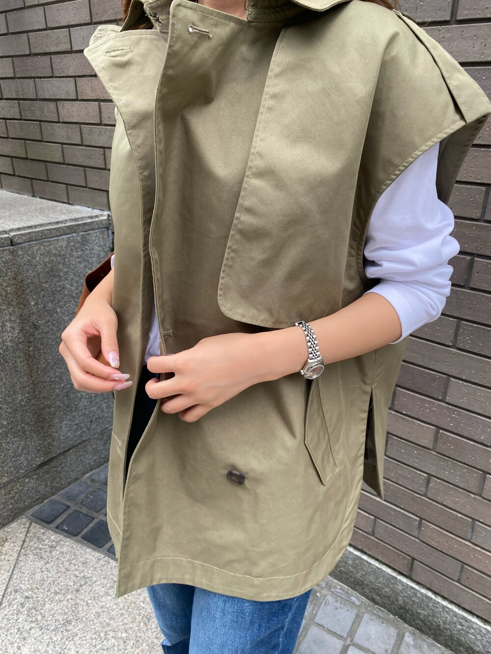 「秋服まるっと大公開、秋服準備はじめました、カジュアルコーデ、テチチ(Te chichi)、デニム、カーキ、ベスト、おしゃれさんと繋がりたい」｜「Te chichiの箔ロゴプリントロンT（Tシャツ/カットソー、ホワイト系）」を使った、YUNAさん（レディース・165cm）の秋コーディネートの3枚目の写真