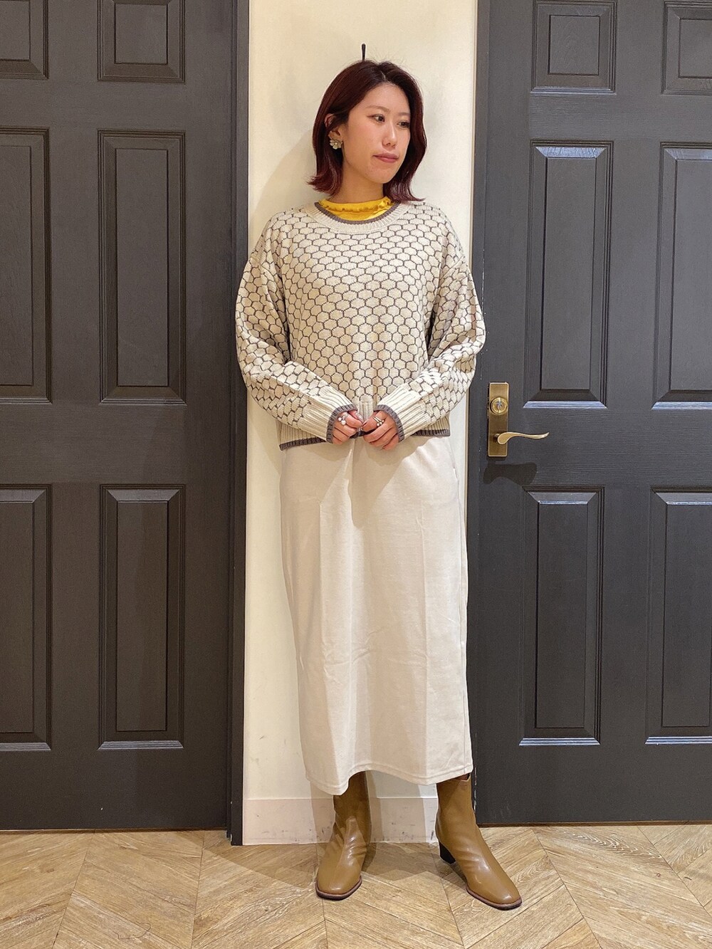 「秋服、お出かけコーデ、ニット、楽チンコーデ、ジャンパースカート、ワンピース、２ＷＡＹ、カーディガン、ワントーンコーデ、お洒落さんとつながりたい、骨格ウェーブ、ショートブーツ」｜「Melan Cleugeのアイテム（Tシャツ/カットソー、イエロー系）」を使った、YUNAさん（レディース・165cm）の秋コーディネートの4枚目の写真