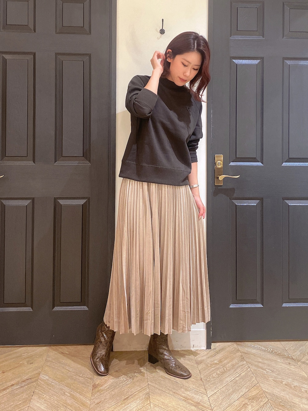 「秋服、カジュアルコーデ、休日スタイル、お洒落さんとつながりたい、秋のコーデ、ショートブーツ、ロングスカート、キルティング、ジャケット、プリーツスカート、スウェット」｜「Melan Cleugeのアイテム（スウェット、ブラック系）」を使った、YUNAさん（レディース・165cm）の秋コーディネートの4枚目の写真