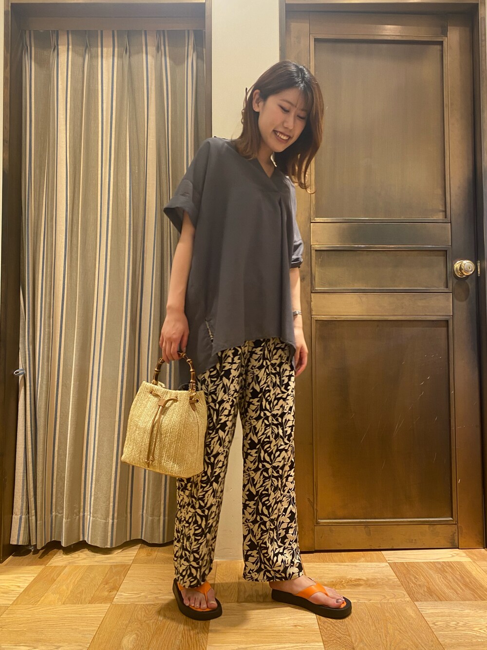 「夏コーデ、大人カジュアル、カジュアル、おしゃれさんと繋がりたい、夏、ブラック、サンダルコーデ、高身長コーデ、いいね、save、フォローお願いします🤑、シャツスタイル、ゆるコーデ」｜「Lugnoncureのポリ麻スキッパーシャツ（シャツ/ブラウス、グレー系）」を使った、YUNAさん（レディース・165cm）の春コーディネートの2枚目の写真