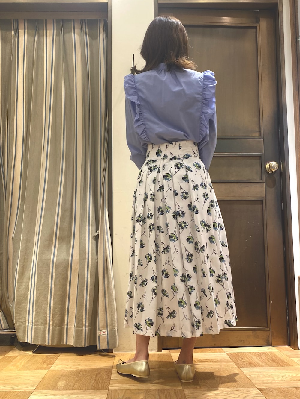 「春服デビュー宣言、大人女子、春カラー、お洒落さんとつながりたい、スカートスタイル、春色、花柄、ブルー、ホワイト、オフィスカジュアル、いいね、save、フォローお願いします🤑、高身長女子」｜「Te chichiの【貴島明日香コラボ】ブロードピンタックフリルブラウス（シャツ/ブラウス、ブルー系）」を使った、YUNAさん（レディース・165cm）の春コーディネートの2枚目の写真