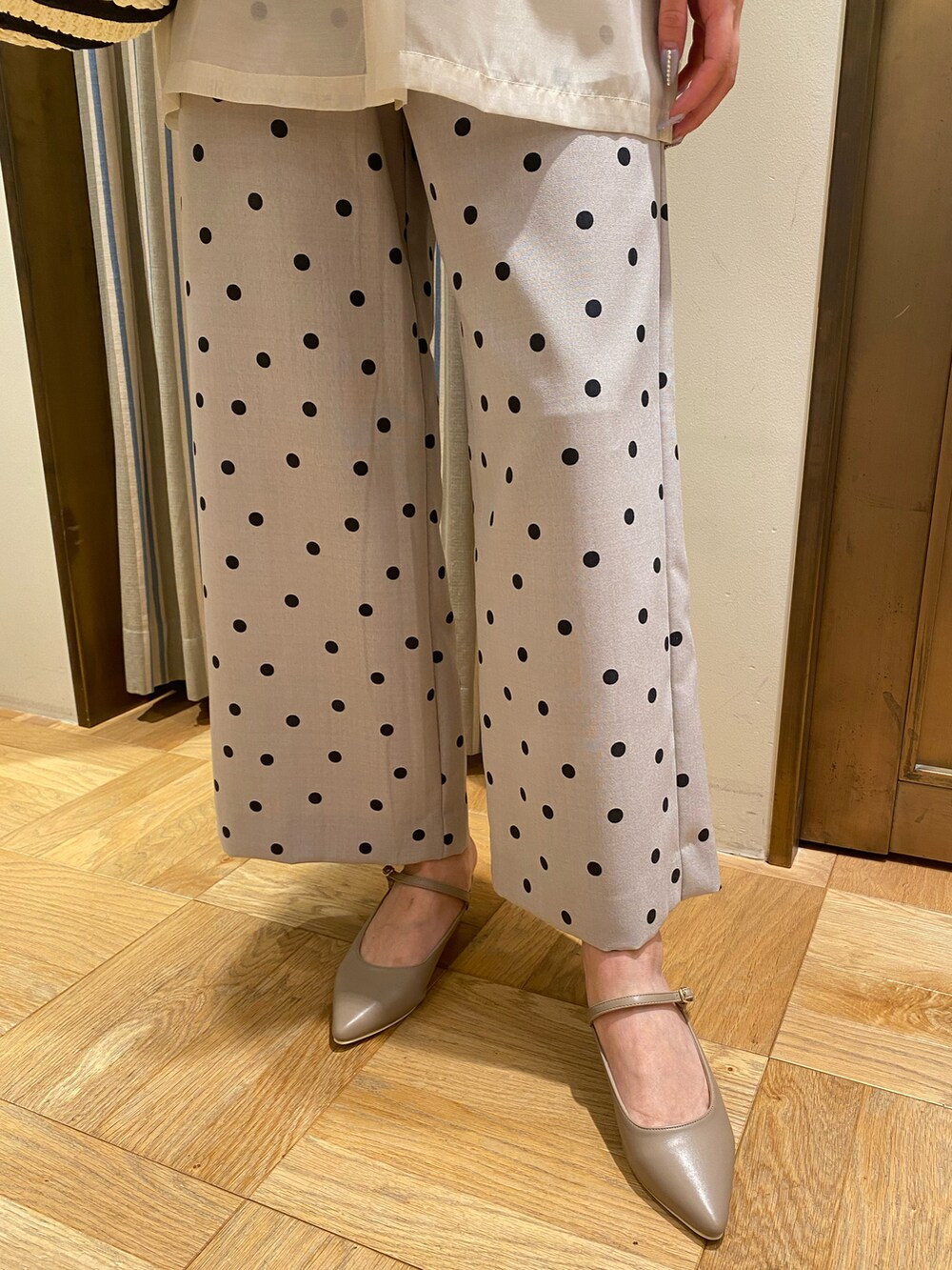 「休日コーデ、お出かけコーデ、パンツスタイル、ドット、シアー、ワントーンコーデ、初夏コーデ、おしゃれさんと繋がりたい、いいね、save、フォローお願いします🤑、ボリューム袖、キレイめカジュアル」｜「Te chichiのシアーフードシャツ（シャツ/ブラウス、ベージュ系）」を使った、YUNAさん（レディース・165cm）の春コーディネートの3枚目の写真