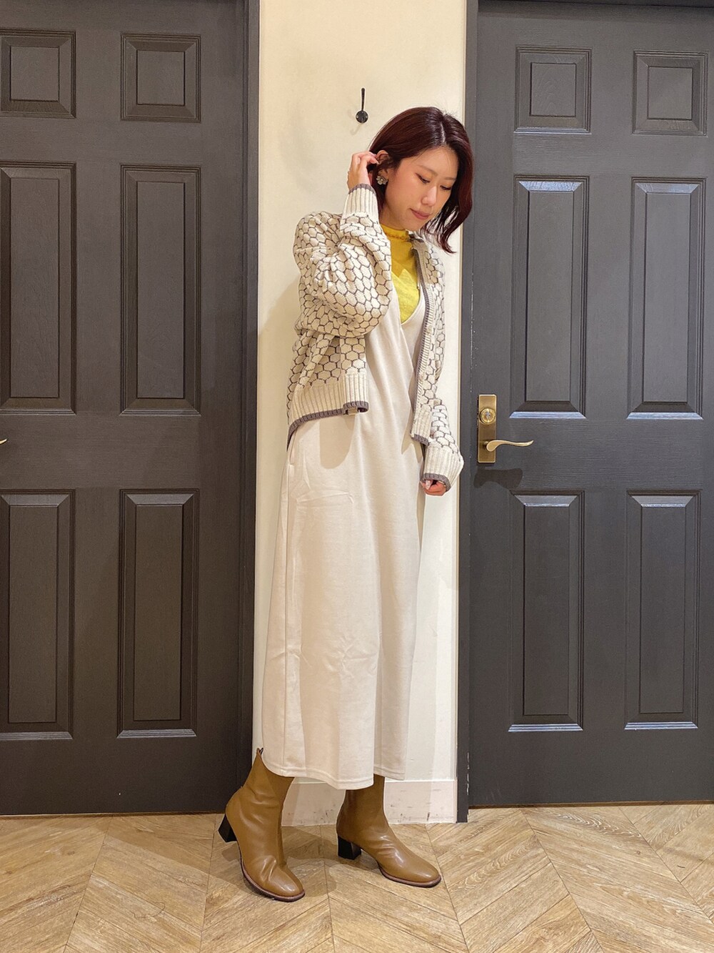 「秋服、お出かけコーデ、ニット、楽チンコーデ、ジャンパースカート、ワンピース、２ＷＡＹ、カーディガン、ワントーンコーデ、お洒落さんとつながりたい、骨格ウェーブ、ショートブーツ」｜「Melan Cleugeのアイテム（Tシャツ/カットソー、イエロー系）」を使った、YUNAさん（レディース・165cm）の秋コーディネートの2枚目の写真
