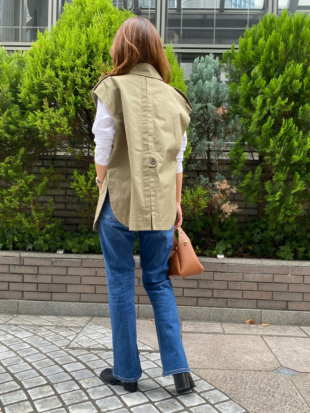 「秋服まるっと大公開、秋服準備はじめました、カジュアルコーデ、テチチ(Te chichi)、デニム、カーキ、ベスト、おしゃれさんと繋がりたい」｜「Te chichiの箔ロゴプリントロンT（Tシャツ/カットソー、ホワイト系）」を使った、YUNAさん（レディース・165cm）の秋コーディネートの2枚目の写真