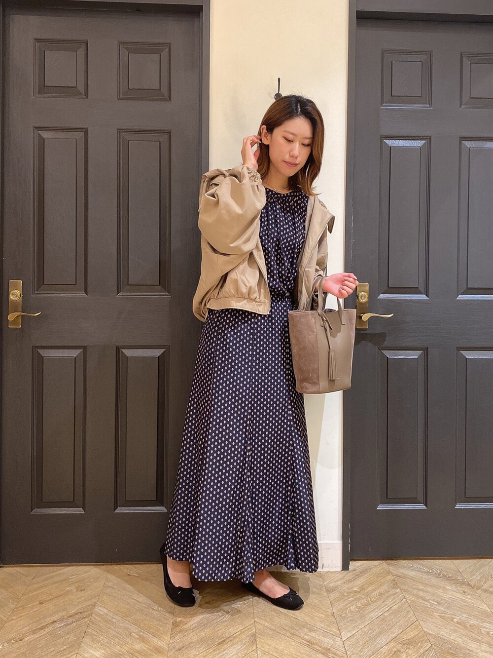 「休日スタイル、大人かわいい、秋服コーデ、お洒落さんとつながりたい、ハンドバッグ、スカート、セットアップ、オフィスカジュアル、マウンテンパーカー、ショート丈」｜「Melan Cleugeのアイテム（シャツ/ブラウス、その他）」を使った、YUNAさん（レディース・165cm）の秋コーディネートの2枚目の写真