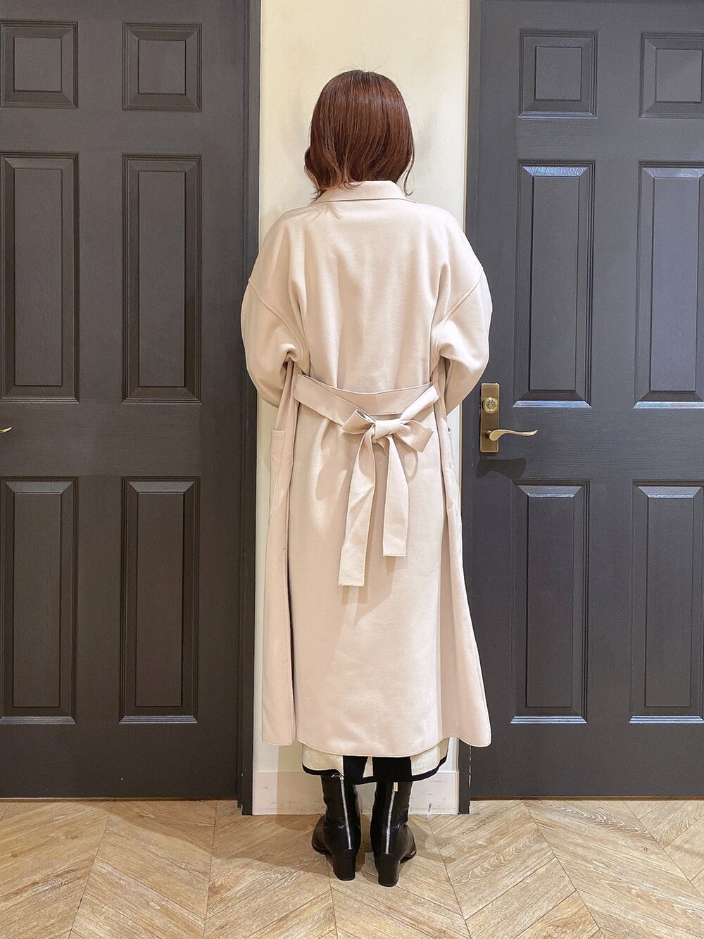 「休日コーデ、秋冬コーデ、おしゃれさんと繋がりたい、ロングコート、ニット、ニットスカート、ブルー、オフィスカジュアル、キレイめ、おでかけ、大人女子、ホワイト、カラーコーデ」｜「Melan Cleugeのアイテム（ジャケット/アウター、ホワイト系）」を使った、YUNAさん（レディース・165cm）の秋コーディネートの3枚目の写真