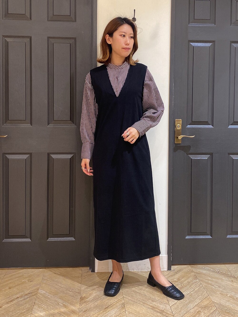 「休日コーデ、秋カラー、秋コーデ、ラクチンコーデ、おしゃれさんと繋がりたい、ロングワンピース、高身長女子、骨格ウェーブ、きれいめ、いいね、save、フォローお願いします🤑、ジャンパースカート、ストライプ、襟付きトップス」｜「Melan Cleugeのアイテム（シャツ/ブラウス、ブラウン系）」を使った、YUNAさん（レディース・165cm）の秋コーディネートの4枚目の写真