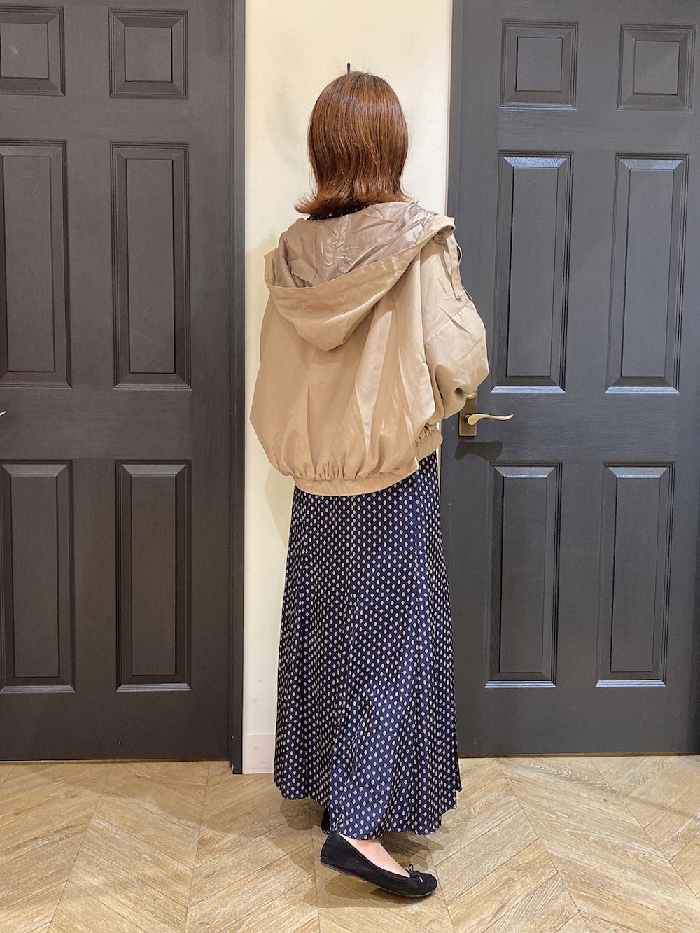 「休日スタイル、大人かわいい、秋服コーデ、お洒落さんとつながりたい、ハンドバッグ、スカート、セットアップ、オフィスカジュアル、マウンテンパーカー、ショート丈」｜「Melan Cleugeのアイテム（シャツ/ブラウス、その他）」を使った、YUNAさん（レディース・165cm）の秋コーディネートの3枚目の写真
