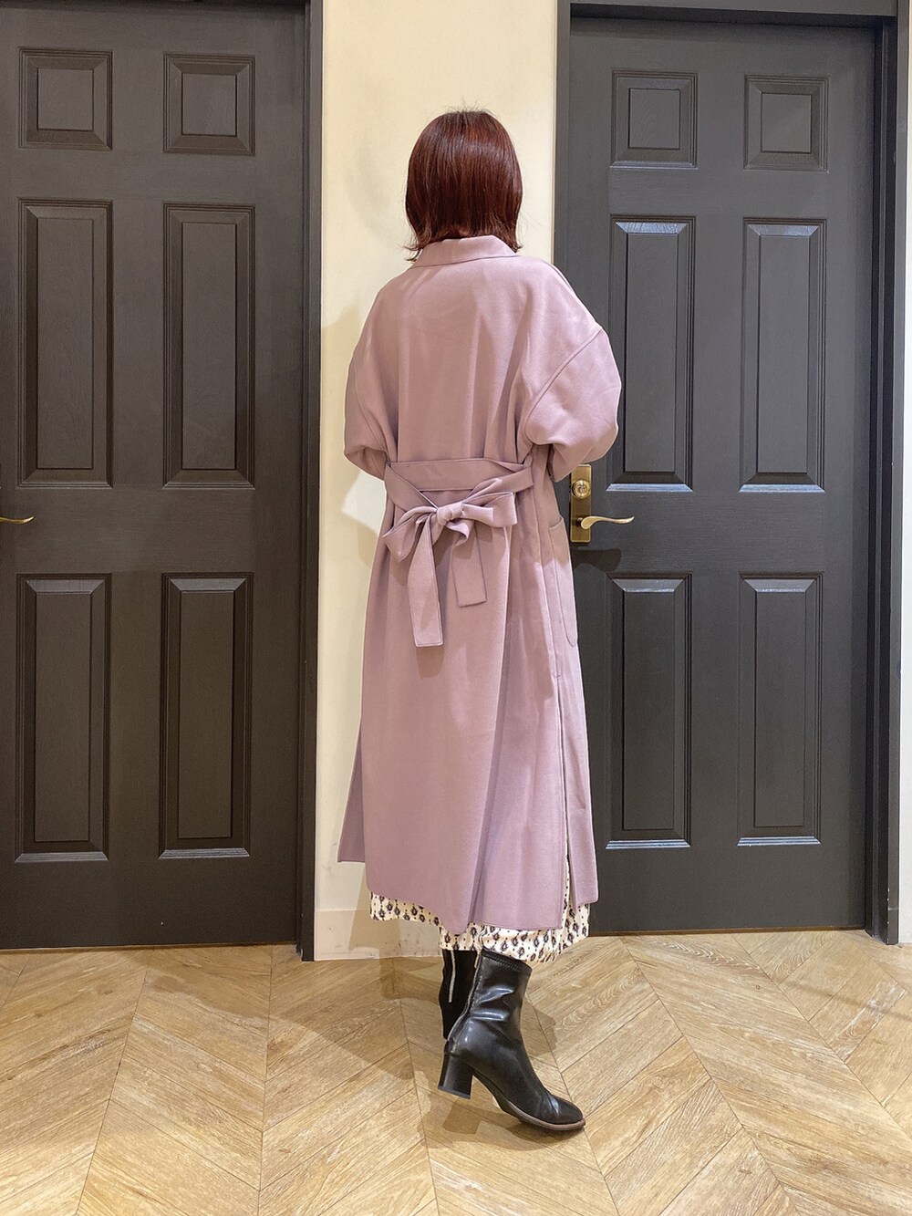 「秋コーデ、秋冬、お出かけコーデ、おしゃれさんと繋がりたい、カラー×コーデ、ブーツ、秋冬コーデ、パープル、オフィスカジュアル、コート、カラーコーデ、ワンピース」｜「Melan Cleugeのアイテム（バッグ、ベージュ系）」を使った、YUNAさん（レディース・165cm）の秋コーディネートの3枚目の写真
