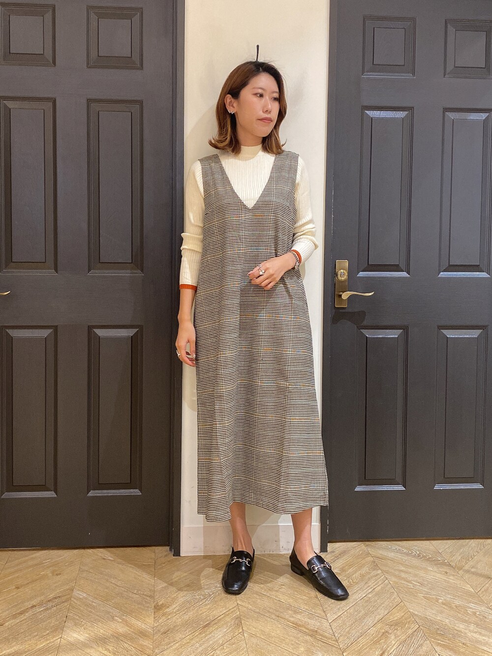 「休日コーデ、秋カラー、秋コーデ、ベージュ、ラフコーデ、ラクチンコーデ、おしゃれさんと繋がりたい、ロングワンピース、骨格ウェーブ、きれいめ、いいね、save、フォローお願いします🤑、ハイネック、ジャンパースカート、チェック、デニムジャケット」｜「Melan Cleugeのアイテム（デニムジャケット、ブルー系）」を使った、YUNAさん（レディース・165cm）の秋コーディネートの3枚目の写真