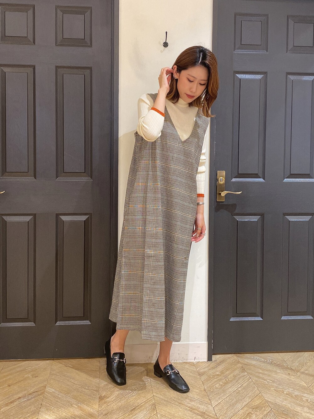 「休日コーデ、秋カラー、秋コーデ、ベージュ、ラフコーデ、ラクチンコーデ、おしゃれさんと繋がりたい、ロングワンピース、骨格ウェーブ、きれいめ、いいね、save、フォローお願いします🤑、ハイネック、ジャンパースカート、チェック、デニムジャケット」｜「Melan Cleugeのアイテム（デニムジャケット、ブルー系）」を使った、YUNAさん（レディース・165cm）の秋コーディネートの2枚目の写真