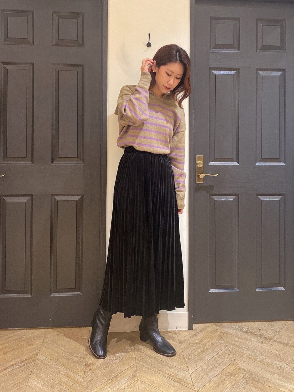 「休日コーデ、冬、秋冬コーデ、プチプラ、おしゃれさんと繋がりたい、ブラック、ベロアプリーツスカート、ベロア、ボーダー、セーラーカラー、フリル」｜「Melan Cleugeのアイテム（ニット/セーター、ベージュ系）」を使った、YUNAさん（レディース・165cm）の秋コーディネートの2枚目の写真