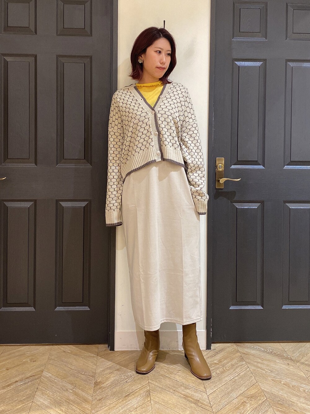 「秋服、お出かけコーデ、ニット、楽チンコーデ、ジャンパースカート、ワンピース、２ＷＡＹ、カーディガン、ワントーンコーデ、お洒落さんとつながりたい、骨格ウェーブ、ショートブーツ」｜「Melan Cleugeのアイテム（Tシャツ/カットソー、イエロー系）」を使った、YUNAさん（レディース・165cm）の秋コーディネートの3枚目の写真