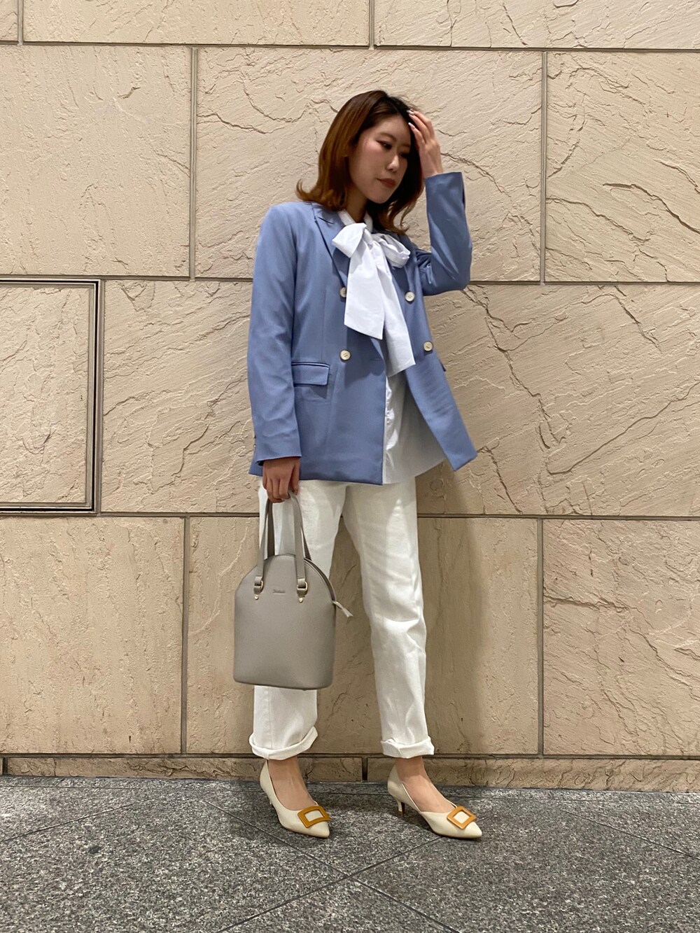 「春服デビュー宣言、春、おでかけコーデ、オトナ女子、きれいめコーディネート、ホワイトコーデ、ジャケット、ブルー、オフィスカジュアル、ブラウス、リボン」｜「Te chichiのハシゴレースボウタイシャツブラウス（シャツ/ブラウス、ホワイト系）」を使った、YUNAさん（レディース・165cm）の春コーディネートの2枚目の写真