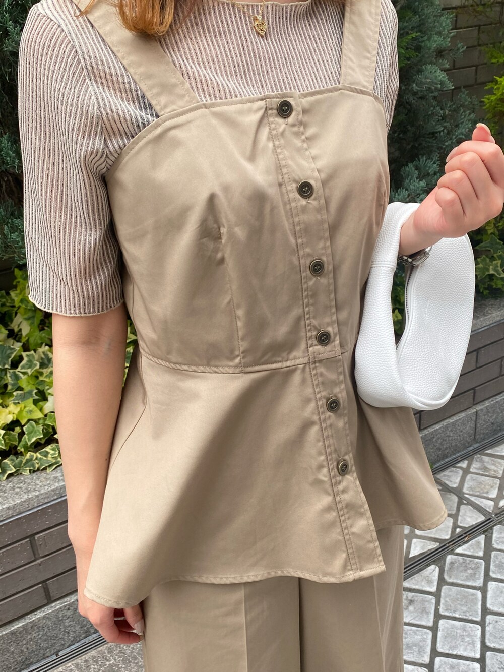 「夏コーデ、シンプルコーデ、夏服コーデ、休日スタイル、セットアップ、ビスチェ、ワントーンコーデ、お洒落さんとつながりたい、ワイドパンツ」|「Te chichiのアイテム(その他トップス、ベージュ系)」を使った、YUNAさん(レディース・165cm)の夏コーディネートの2枚目の写真
